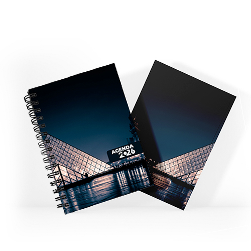 Agenda 2026 tamanho 15x21cm com capa dura em papel empastada com cartão e debrú laminação Prolan, lombada quadrada ou wire-o e miolo pronto